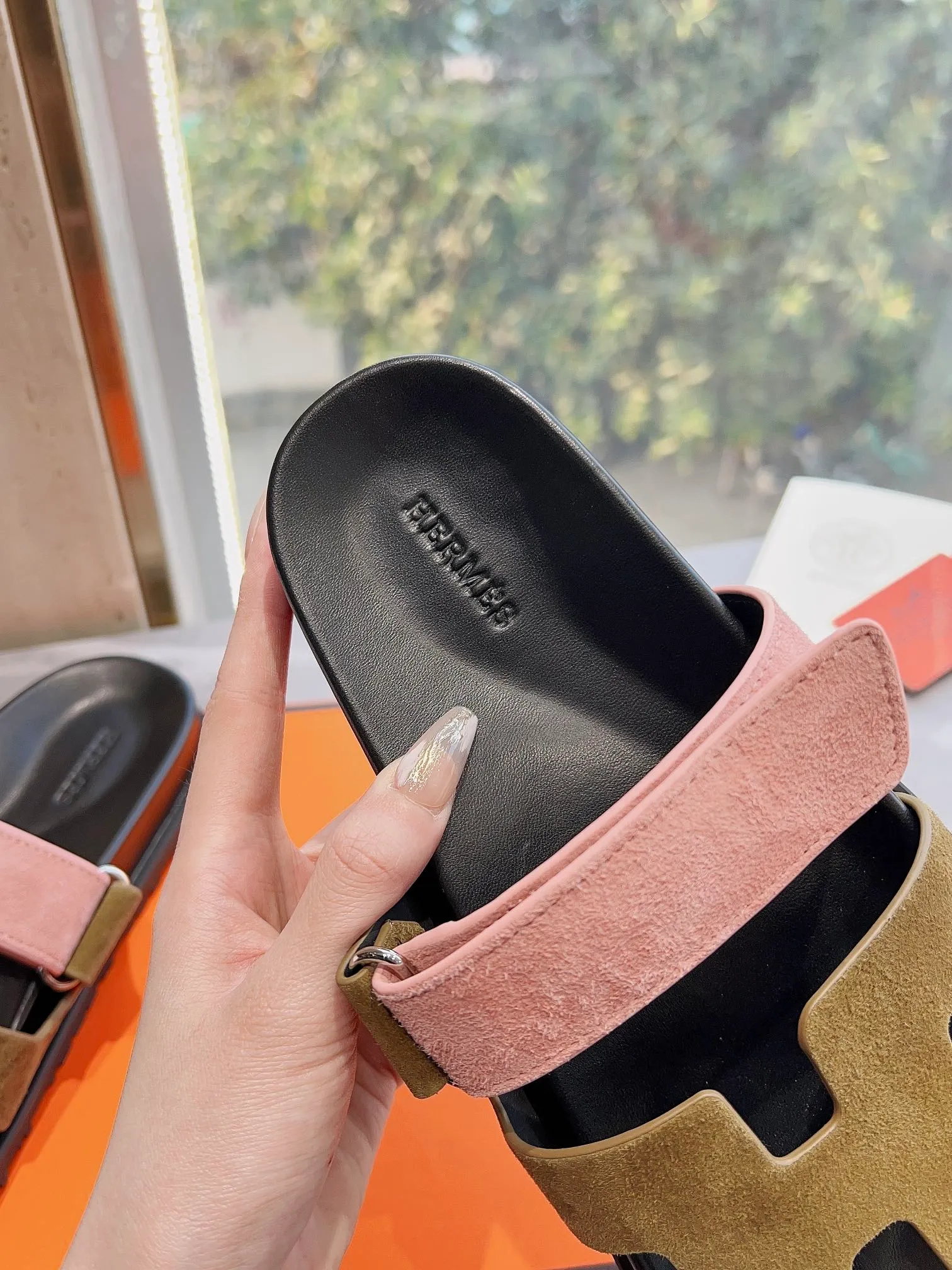 👟👟Ex-factory price 440👟👟 Men's size +10 H family 2024 spring and summer new style HERMES Hermes' recently popular couple's shoes, pig nose angle sandals and slippers, paired with various colorful socks, extremely trendy. Upper lining: imported original material. Outsole: non-slip and wear-resistant outsole. Size: Female 35-42 (40/42 non-returnable and non-exchangeable) Men’s size: 39-45 (45 is non-refundable and non-exchangeable)